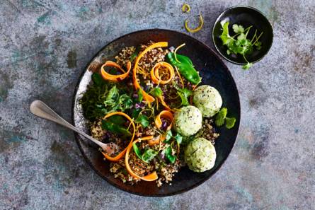 Zee­wier­vis­koek­jes met quinoa-groen­teroer­bak