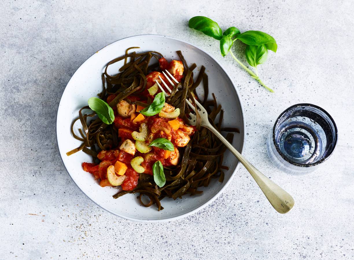 Zeewiertagliatelle met tomaten-groentesaus en kip