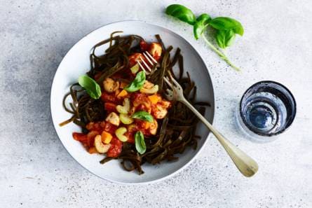 Zeewiertagliatelle met tomaten-groentesaus en kip