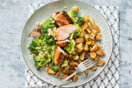 Peperige zalmfilet en broccoli met hazelnoten