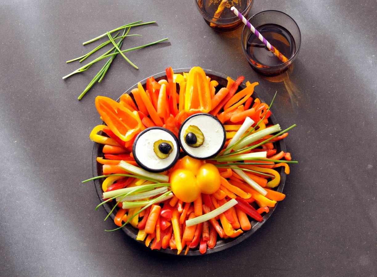 Groentefrietjes in leeuwenvorm met dip