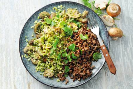 Snelle broccolischotel met paddenstoelen en gehakt