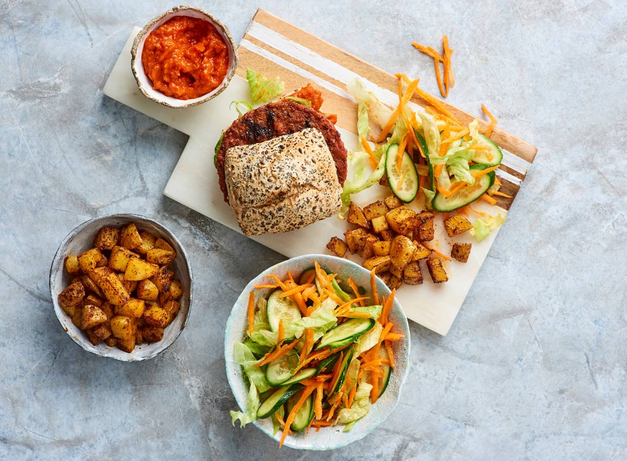 Vegaburger met aardappel en wortelsalade