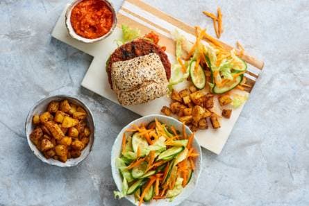 Vegaburger met aardappel en wortelsalade