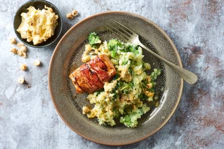 Zalm gewikkeld in katenspek met broccolistamppot