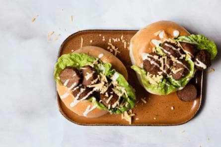Broodje bal met caesardressing