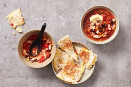 Mexicaanse bonensoep met quesadillas