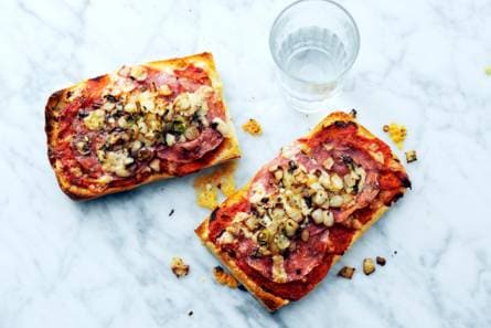 Pizzabroodjes met salami uit de oven