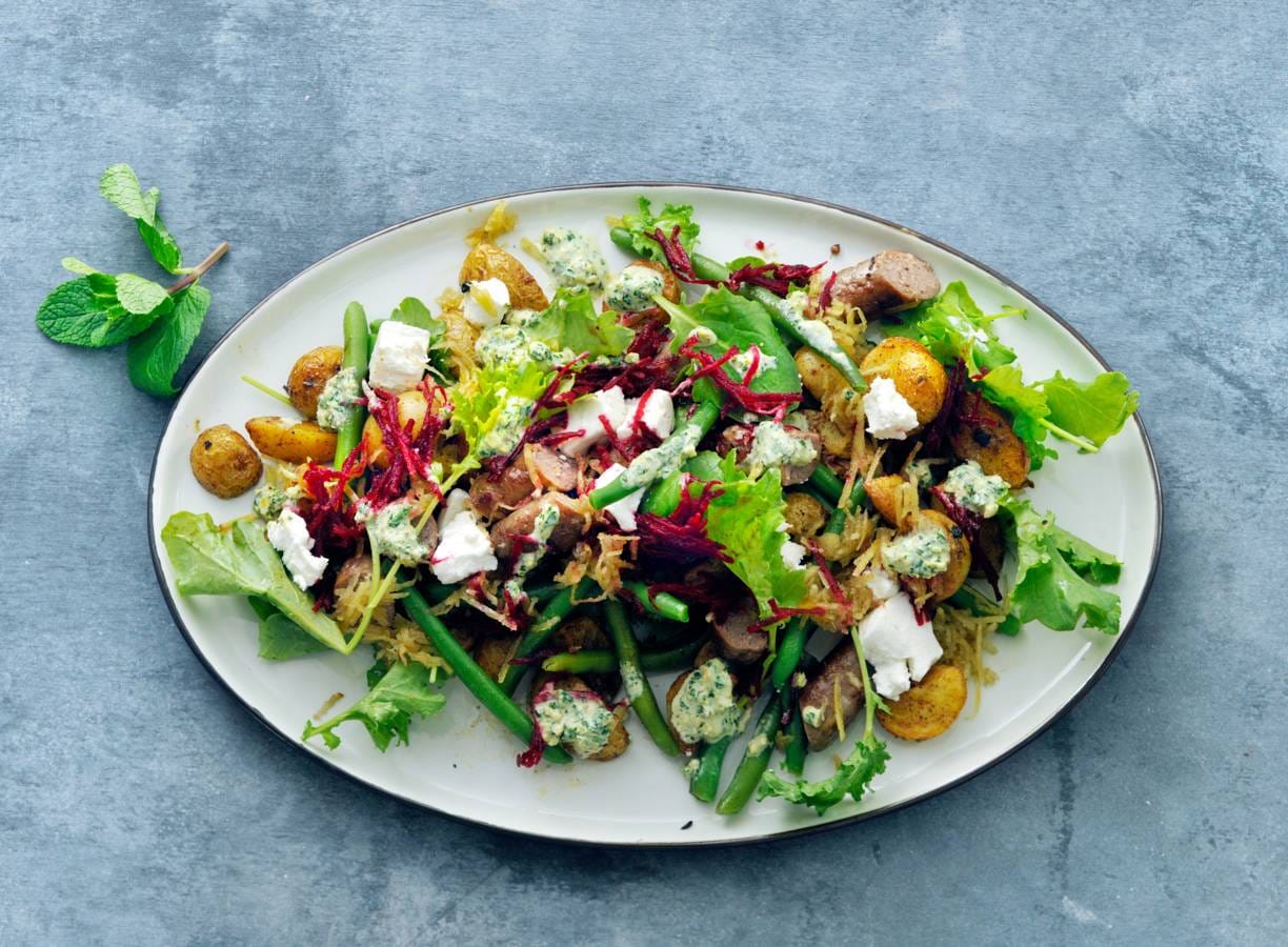 Wintersalade met rauwe biet, krieltjes en pistachepesto