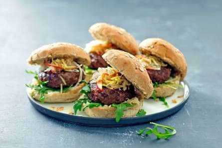 Zuurkoolburger met gebakken ui & gruyère