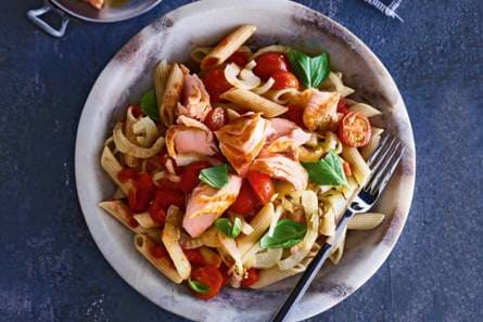 Spelt penne met venkel, tomaat en zalm
