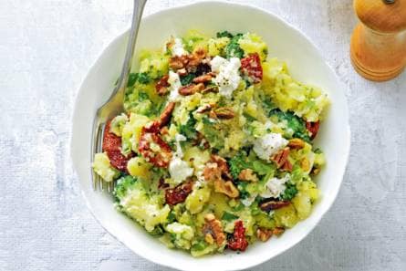 Broccolistamppot met noten en geitenkaas