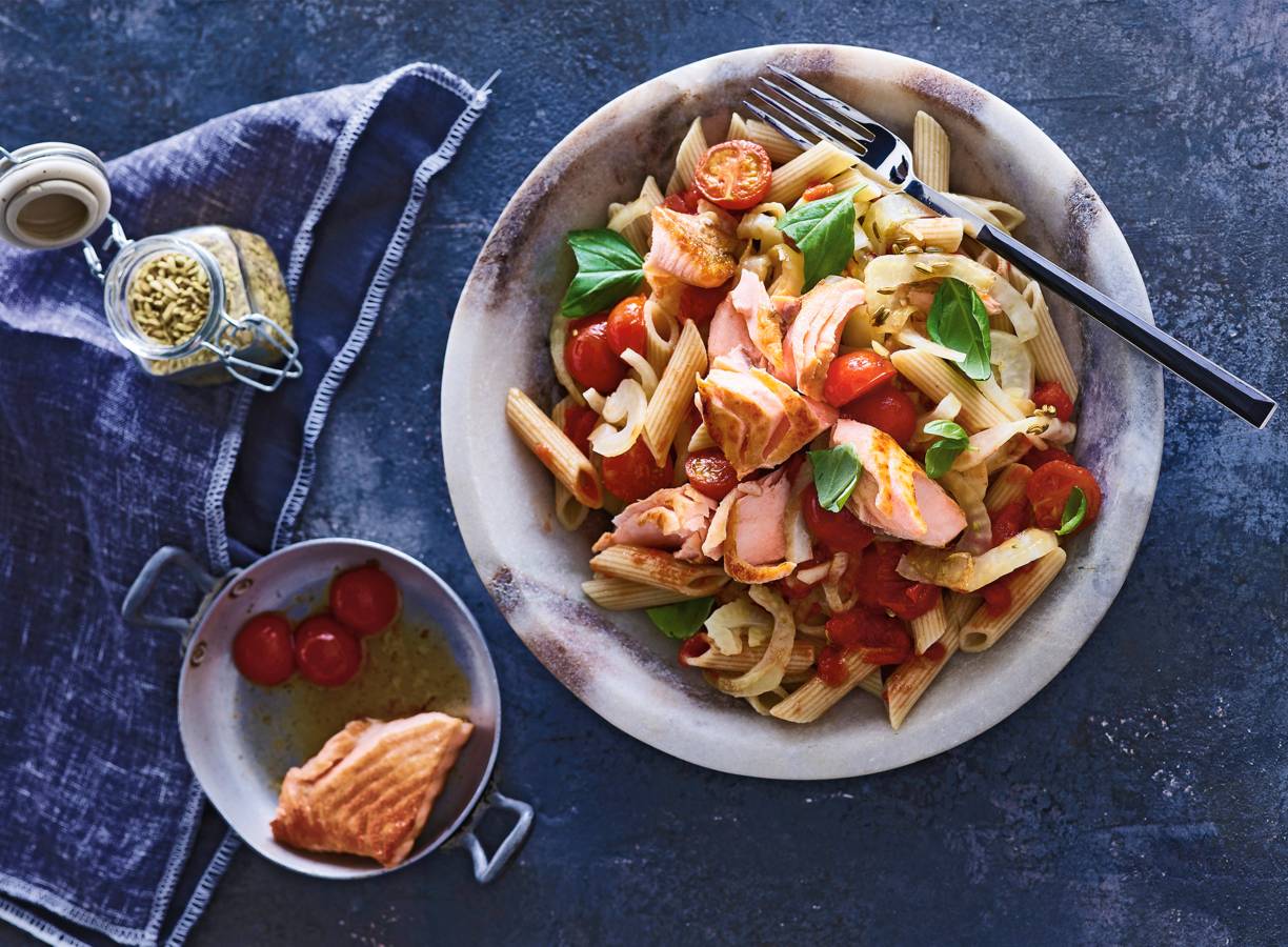 Volkoren spelt penne met venkel, tomaat en zalm