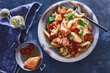 Vol­ko­ren spelt pen­ne met ven­kel, to­maat en zalm