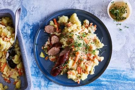 Ovenhutspot met karwijzaad en braadworst