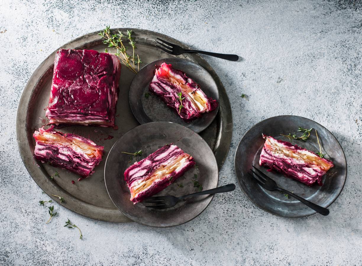 Bietenterrine van rode en gele biet
