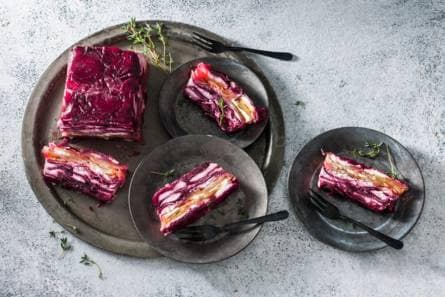Bietenterrine van rode en gele biet