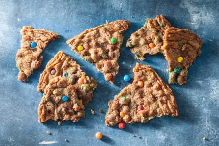 Reuzen-chocolate-chipcookie met M&M’s