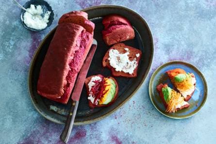 Rainbow-sandwiches met zelfgemaakt paars brood