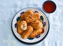 Lekker knapperige kroketjes van aardappel-appelstamppot, geserveerd met srirachasaus.