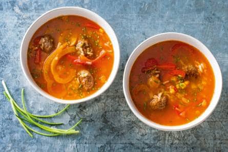 Spaanse tomatensoep met gehaktballetjes