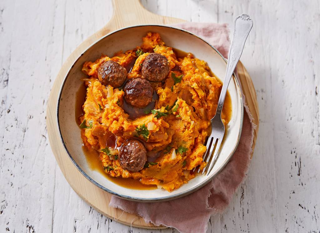 Zoete-aardappelhutspot met gehaktballetjes en volle jus