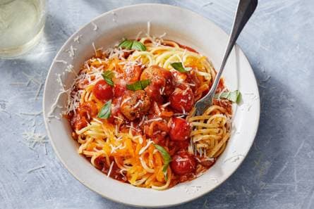 Pompoenspaghetti met kipgehaktballetjes en Parmezaanse kaas