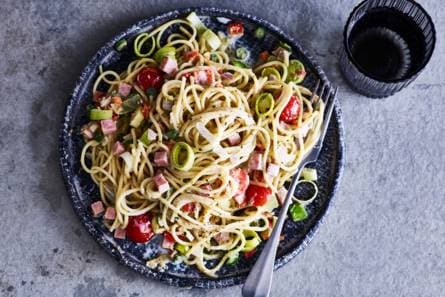 Spa­ghet­ti met ham en ro­mi­ge groen­te­saus