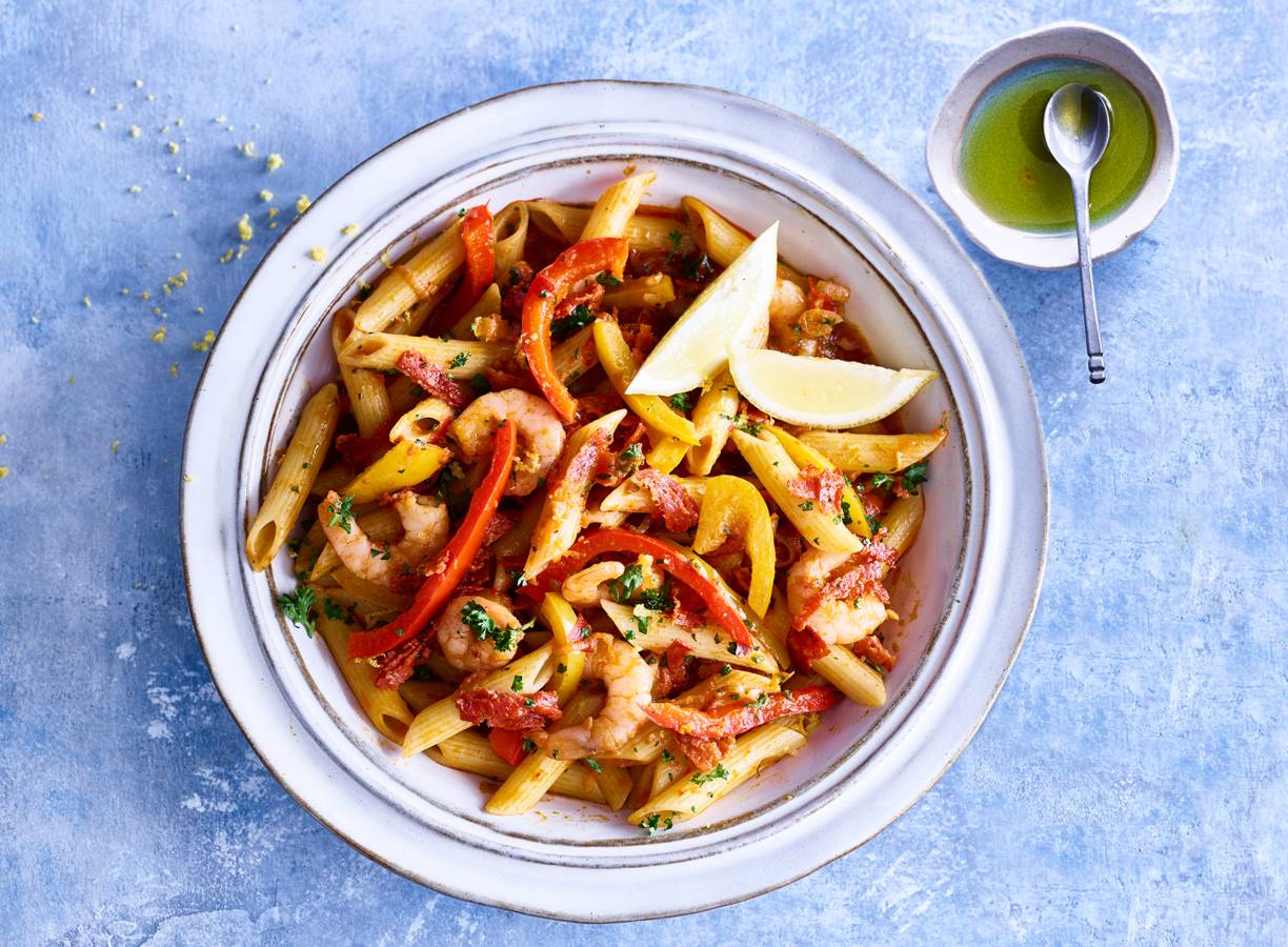 Penne met groentesaus, chorizo & garnalen