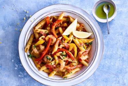 Penne met groentesaus, chorizo & garnalen