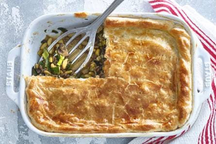 Mediterrane ovenschotel met bladerdeegdakje