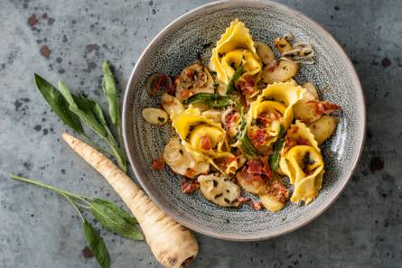 Verse pompoentortelloni met pastinaak en pancetta