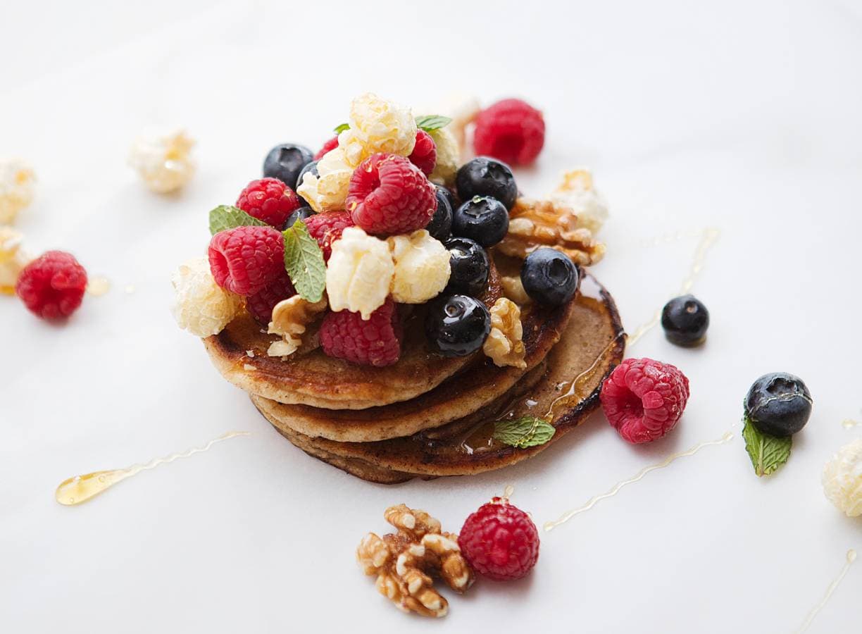 American pancakes met fruit en noten recept - Allerhande | Albert Heijn