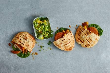 Broodje kabeljauwburger met mangochutney