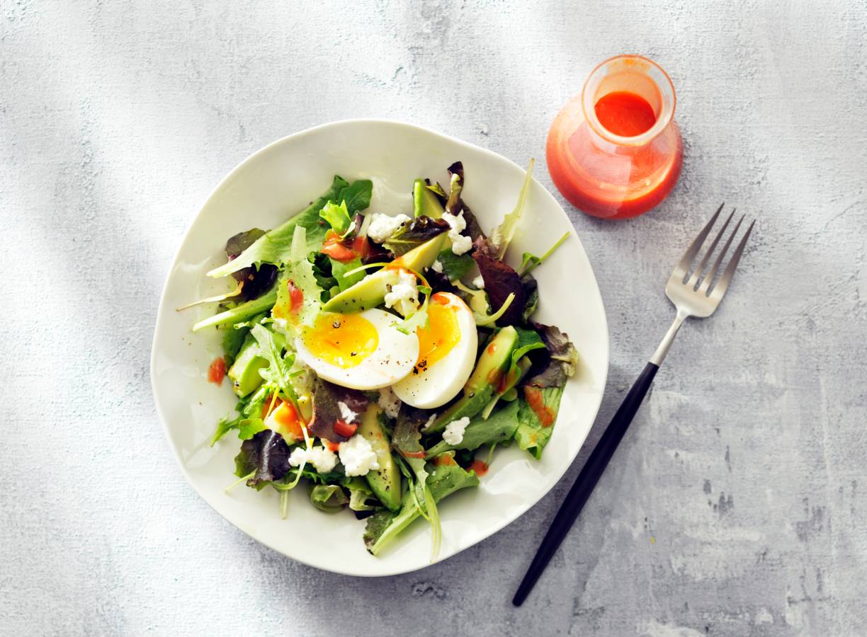 Brunchbowl met cottagecheese, ei, avocado en sla