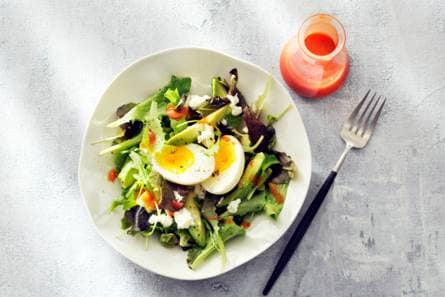 Brunchbowl met cottagecheese, ei, avocado en sla