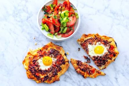 Gehakttaartjes met ei en tomatensalade
