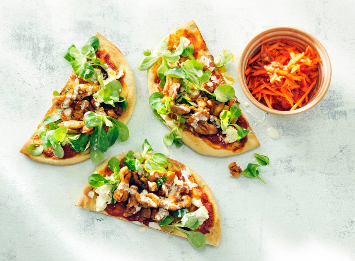 Groentepizza met kipshoarma en pittige wortelsalade