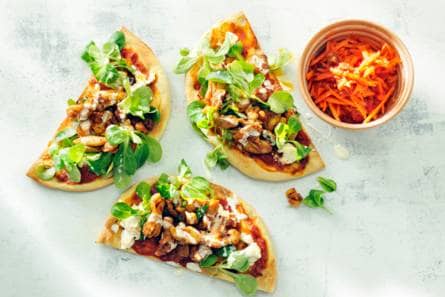 Groentepizza met kipshoarma en pittige wortelsalade