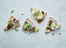 Knäckebröd is de ideale basis voor een lunchgerecht. Met haring en rode biet bijvoorbeeld.