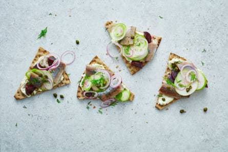 Knäckebröd met haring en rode biet