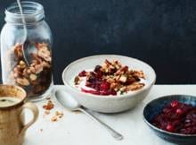 Je kunt havermout gebruiken, maar probeer ook eens granola te maken met knäckebröd.