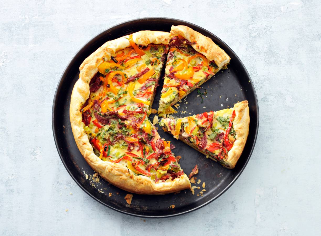 Lentequiche met salami, puntpaprika en kruiden