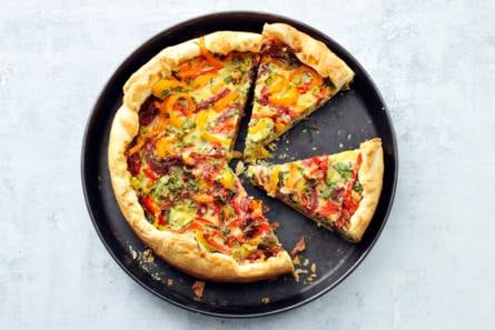 Lentequiche met salami, puntpaprika en kruiden