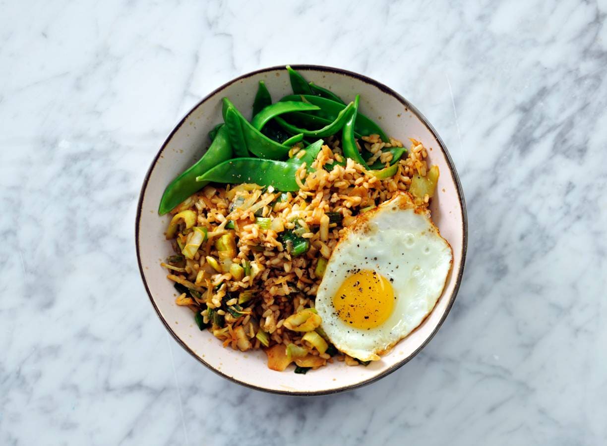 Nasi met witte kool en een gebakken ei