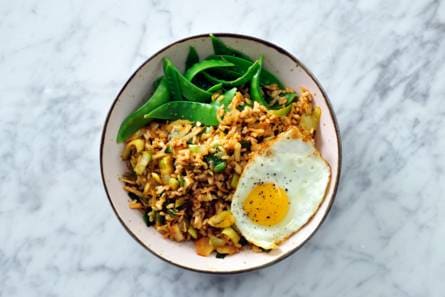 Nasi met witte kool en een gebakken ei
