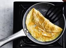 Een omelet bakken is een hele kunst. Hij is goed gelukt als hij smeuïg en luchtig is en dat doe je door het ei in beweging te houden en de temperatuur van de pan goed in de smiezen te hebben. Dankzij melk wordt hij lekker romig.