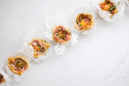Ontbijtquiches van brood, spek en ei