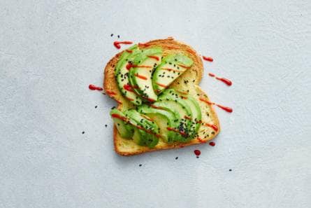 Open maisbroodsandwich pittige avocado