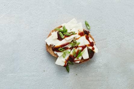 Open volkorensandwich oude geitenkaas